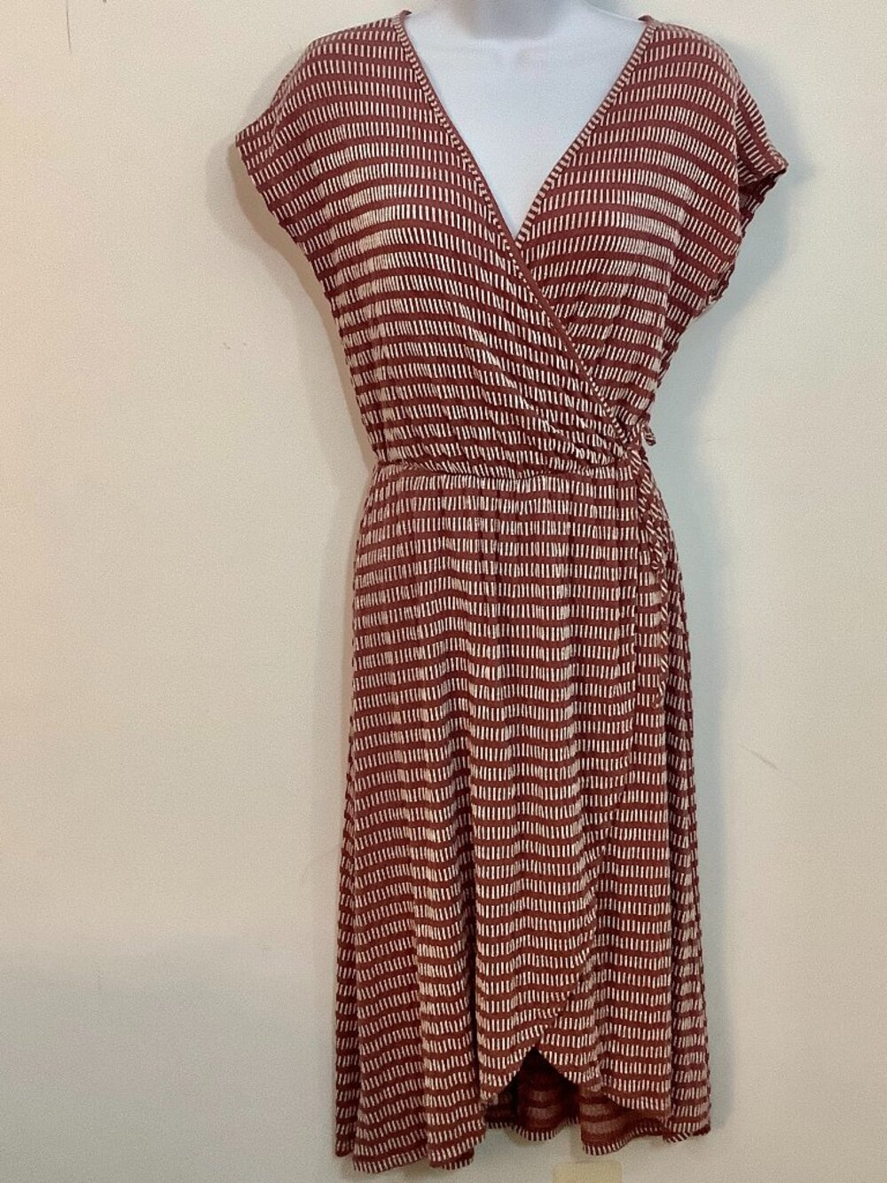 V Neck Cross Front Wrap Style Dress Small/Med Brown/White Print Sophisticated.